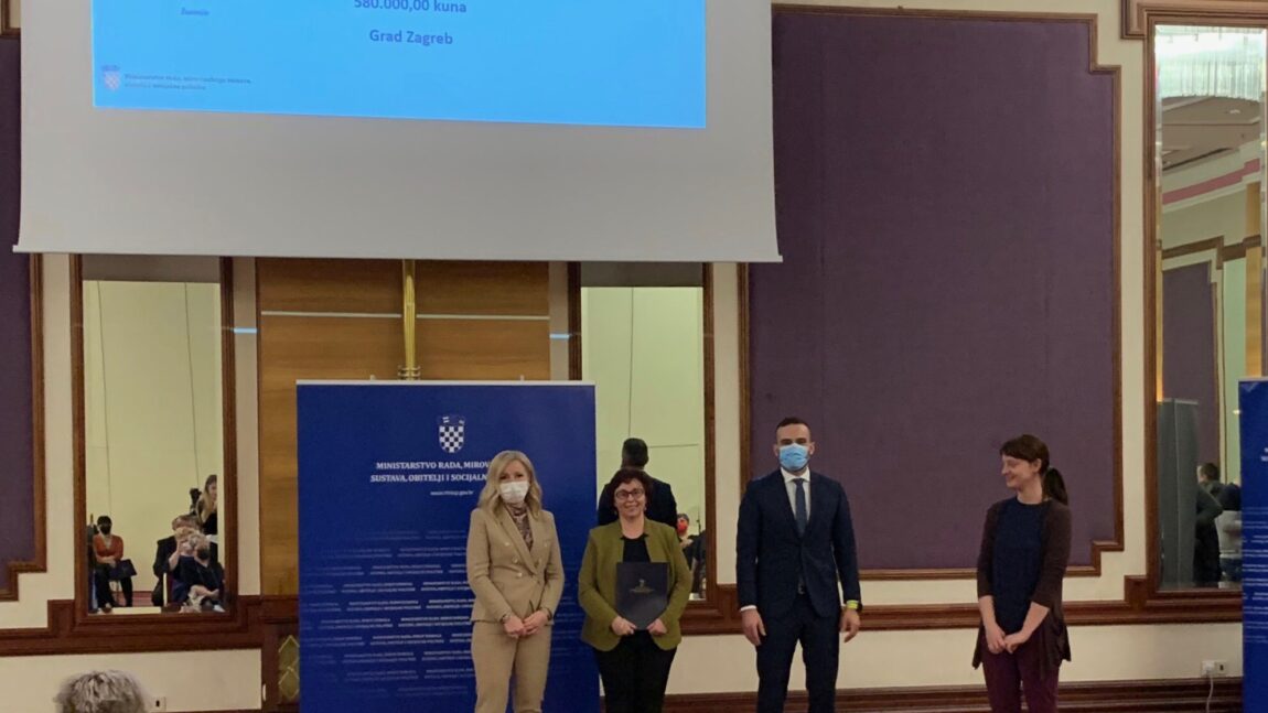 Ministar Josip Aladrović predsjednici Saveza svečano uručio ugovor o financiranju prevoditelja za gluhoslijepe osobe